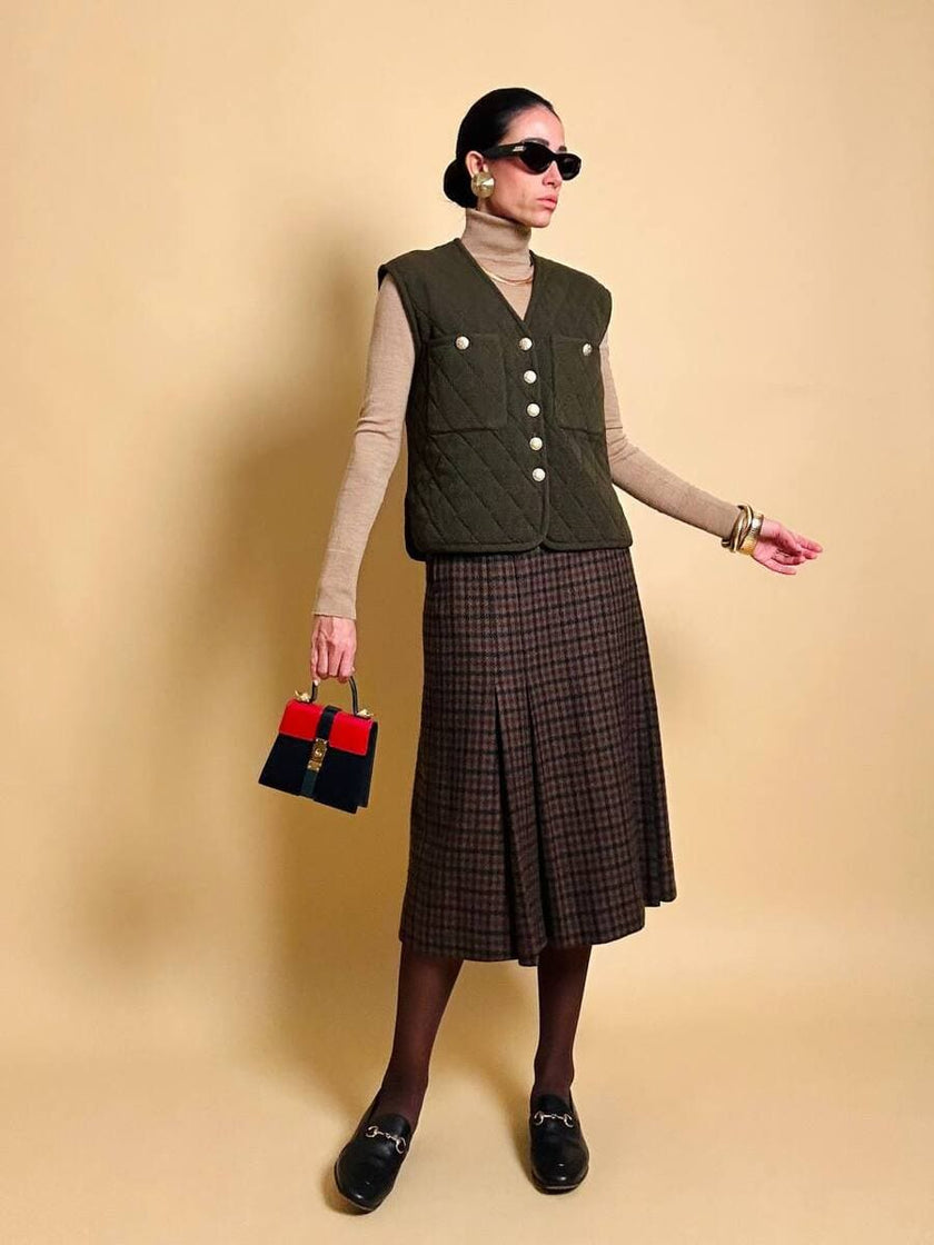 Gilet in lana matelassé verde militare con bottoni dorati 