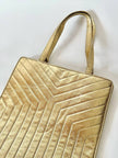 Bolso tote vintage Yves Saint Laurent de piel laminada dorada con diseño matelassé chevron