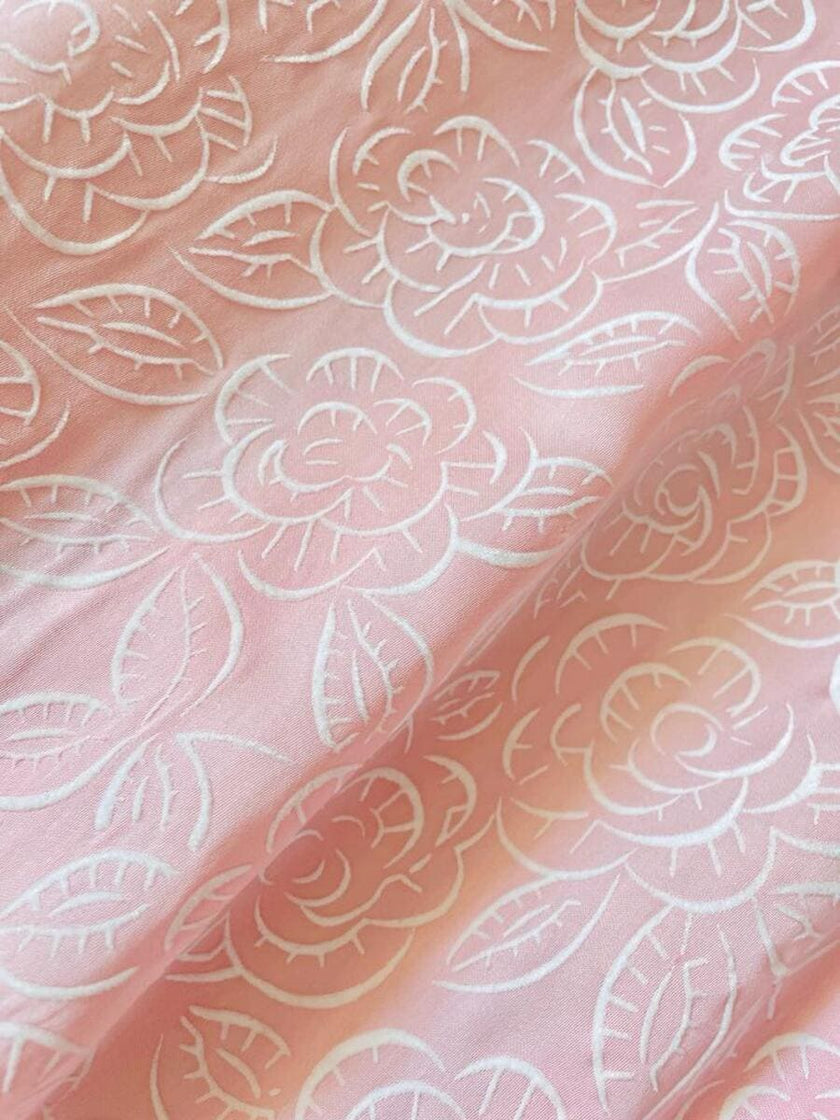Wrap dress in raso rosa con rose bianche floccate