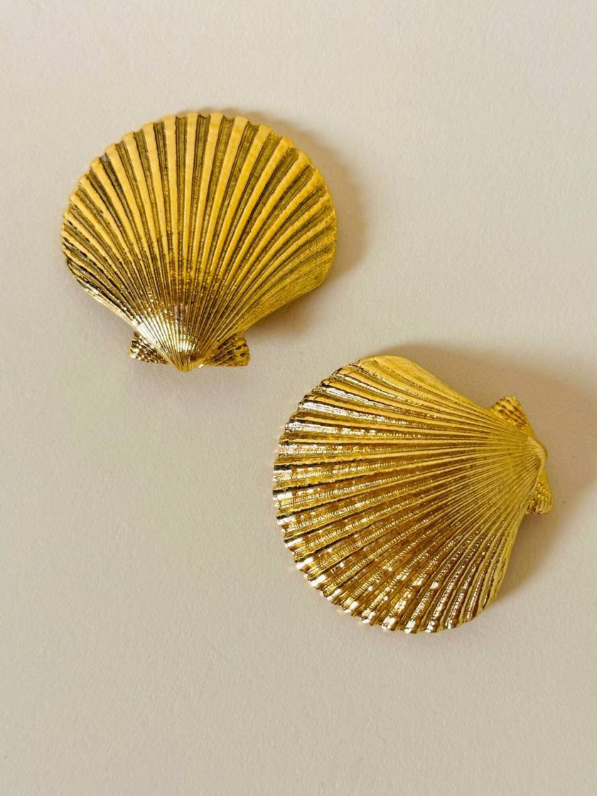 Orecchini a clip dorati a forma di capasanta “Yves Saint Laurent”