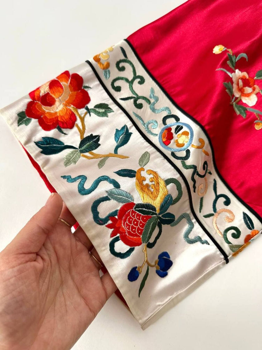 Giacca kimono vintage cinese in raso di seta rossa ricamata a mano