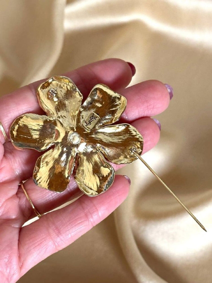 Spilla dorata a forma di fiore con perla cabochon “Yves Saint Laurent”