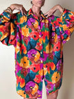 Oversized-Hemd mit buntem Blumenmuster und goldenen Knöpfen