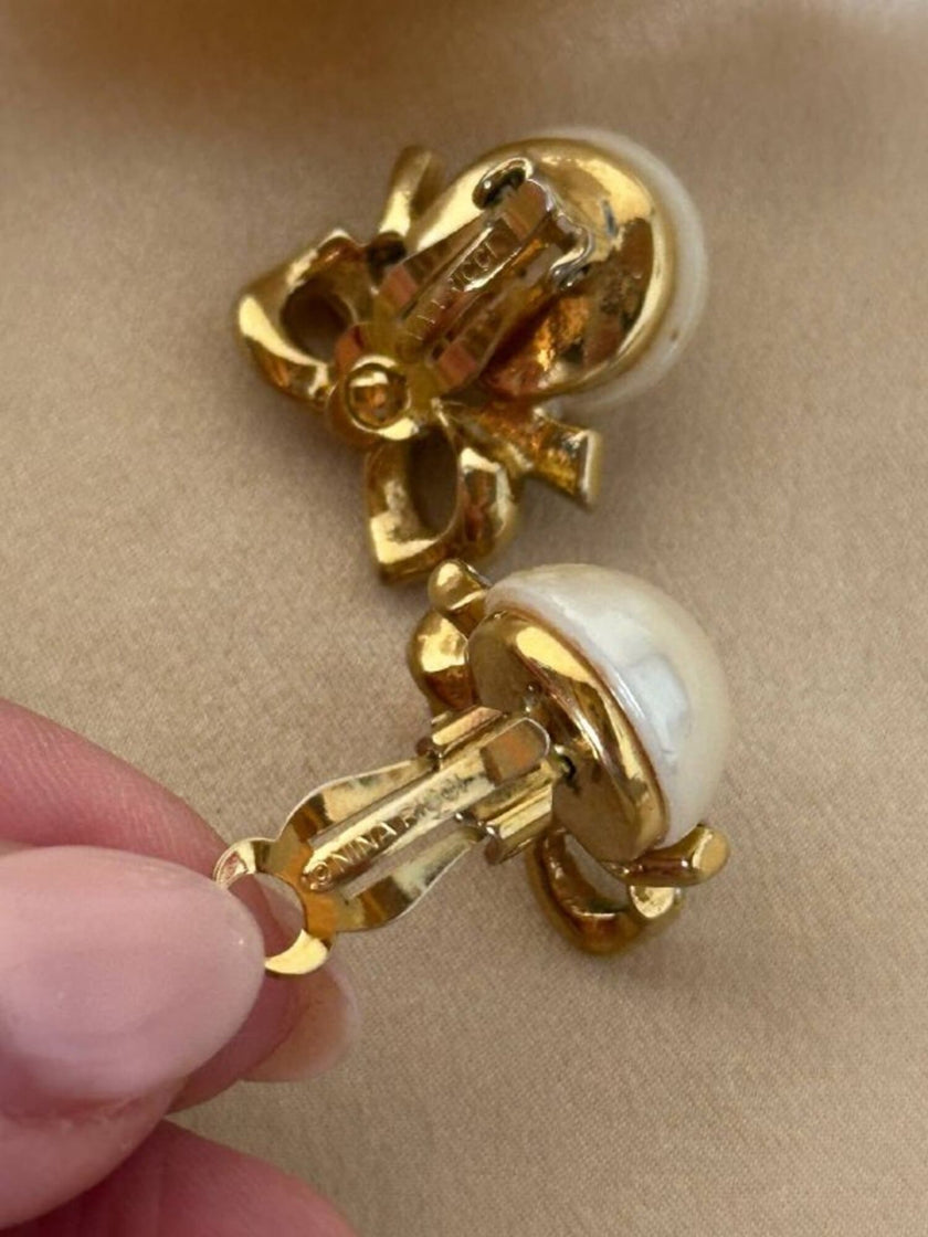 Clip con perle cabochon e piccoli fiocchi incastonati con strass “Nina Ricci”