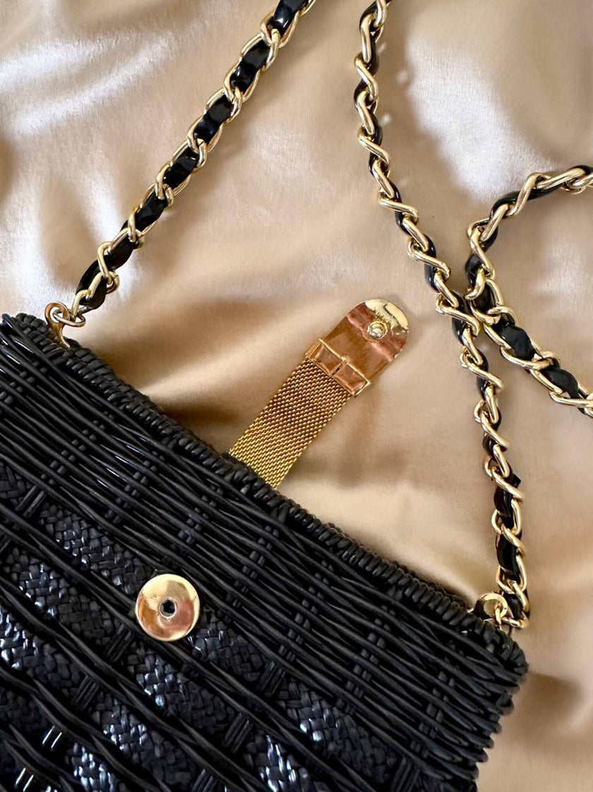 Sac bandoulière en osier et raphia noir avec bandoulière chaîne dorée
