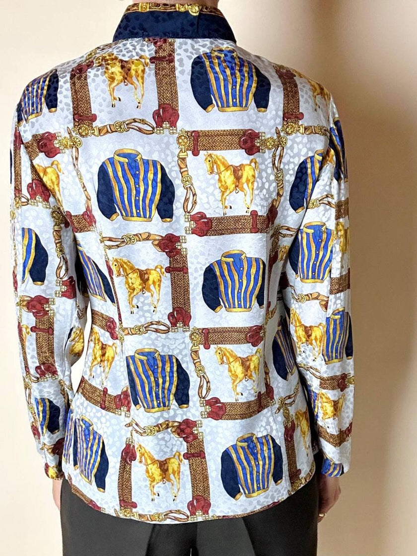 Camicia sartoriale in seta jacquard fantasia equestre barocca con bottoni gioiello dorati
