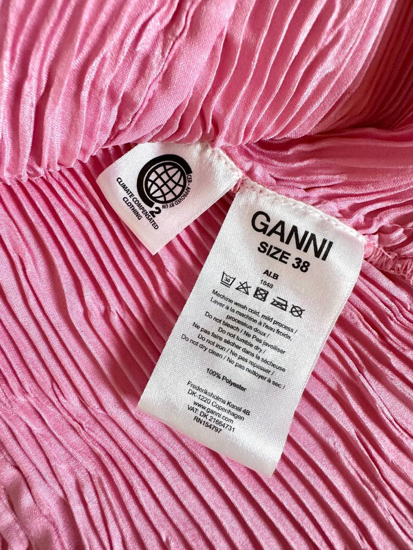 Camicia rosa in tessuto micro plissé con bottoni in madreperla “Ganni”