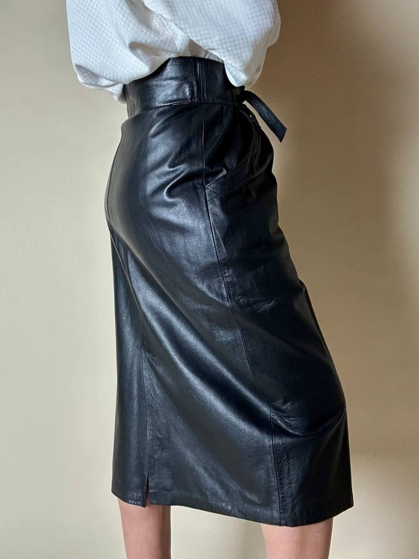 Gonna longuette vintage in pelle nera con cinturini regolabili in vita