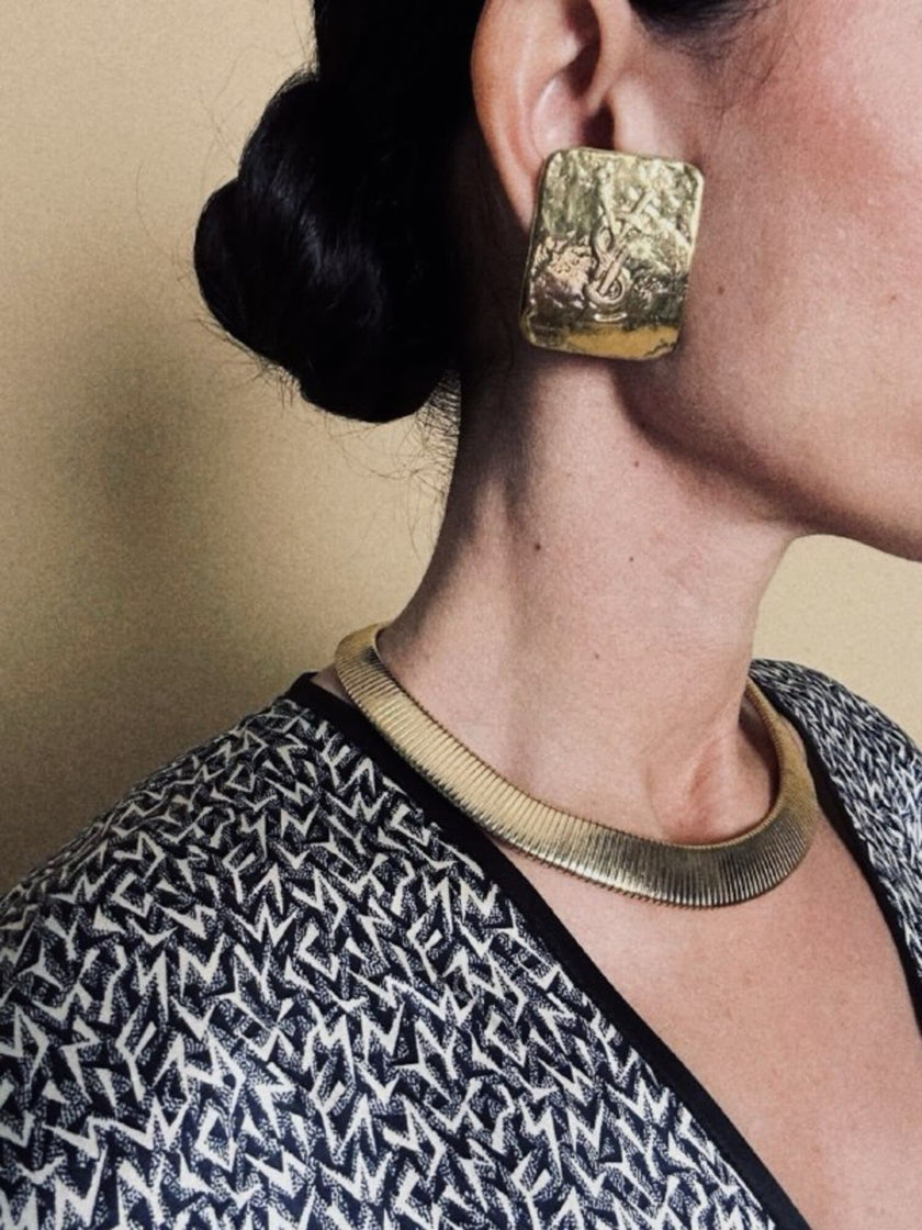 Maxi orecchini a clip dorati con logo YSL 