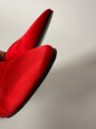 Décolleté vintage Yves Saint Laurent in raso di seta rosso lacca con cinturino alla caviglia