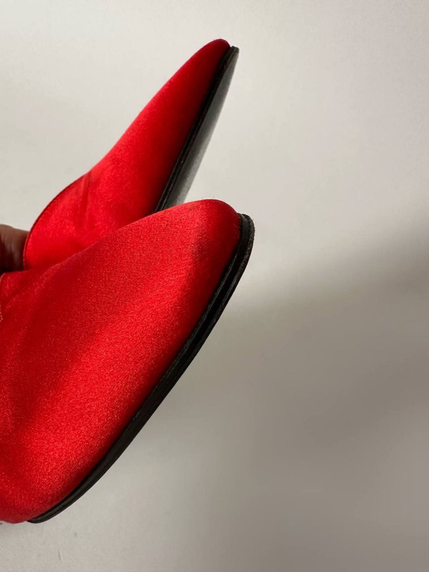 Décolleté vintage Yves Saint Laurent in raso di seta rosso lacca con cinturino alla caviglia
