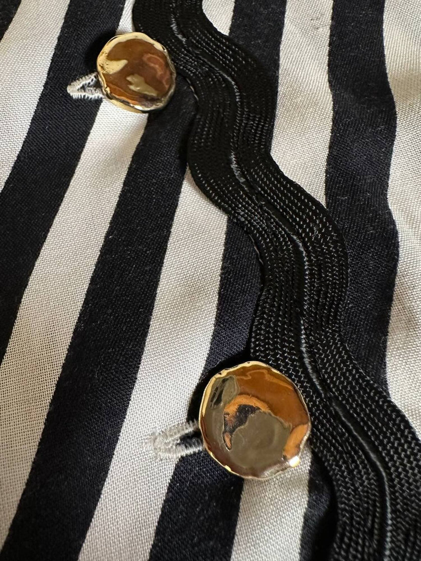 Camicetta vintage Guy Laroche con motivo chevron bianco e nero profili ondulati e bottoni dorati