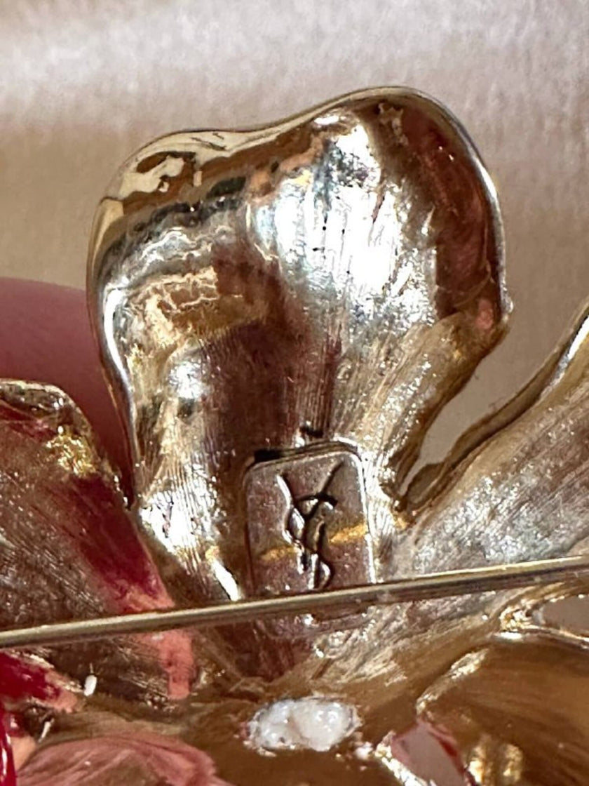 Spilla dorata a forma di fiore con perla cabochon “Yves Saint Laurent”