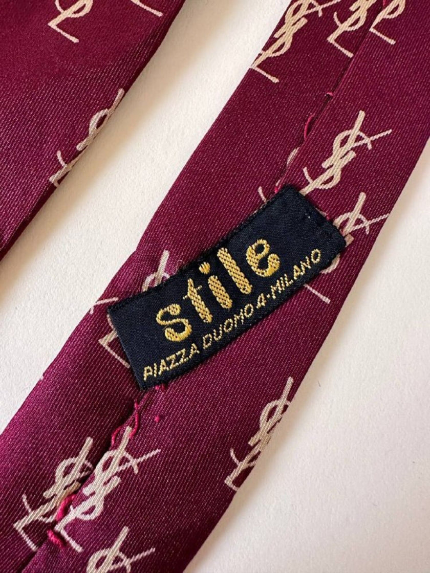 Cravatta Yves Saint Laurent in seta bordeaux con logo YSL beige allover