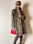 Eco pelliccia leopardata con maxi bottoni neri