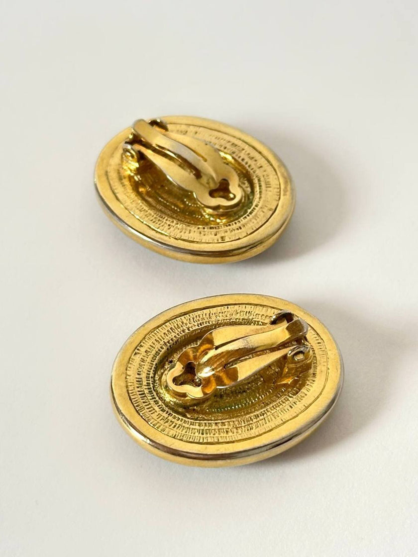 Orecchini a clip vintage in metallo oro con cabochon rosso e profili neri