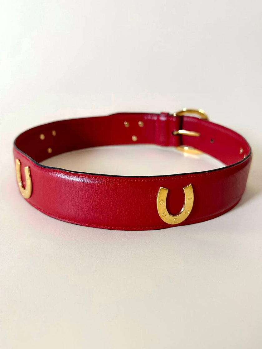 Cintura Gucci in pelle rossa con borchie a ferro di cavallo