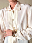 Camicia in seta avorio con dettagli plissé e bottoni gioiello “Mori Castello”