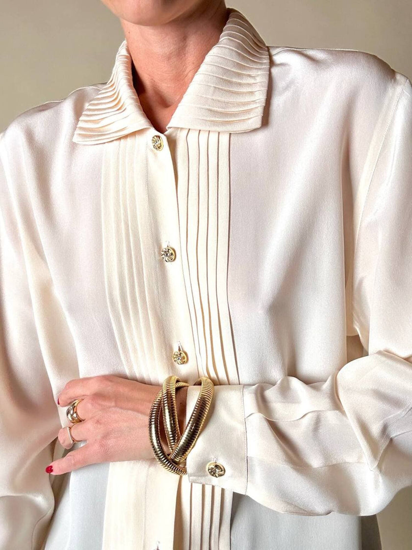 Camicia in seta avorio con dettagli plissé e bottoni gioiello “Mori Castello”