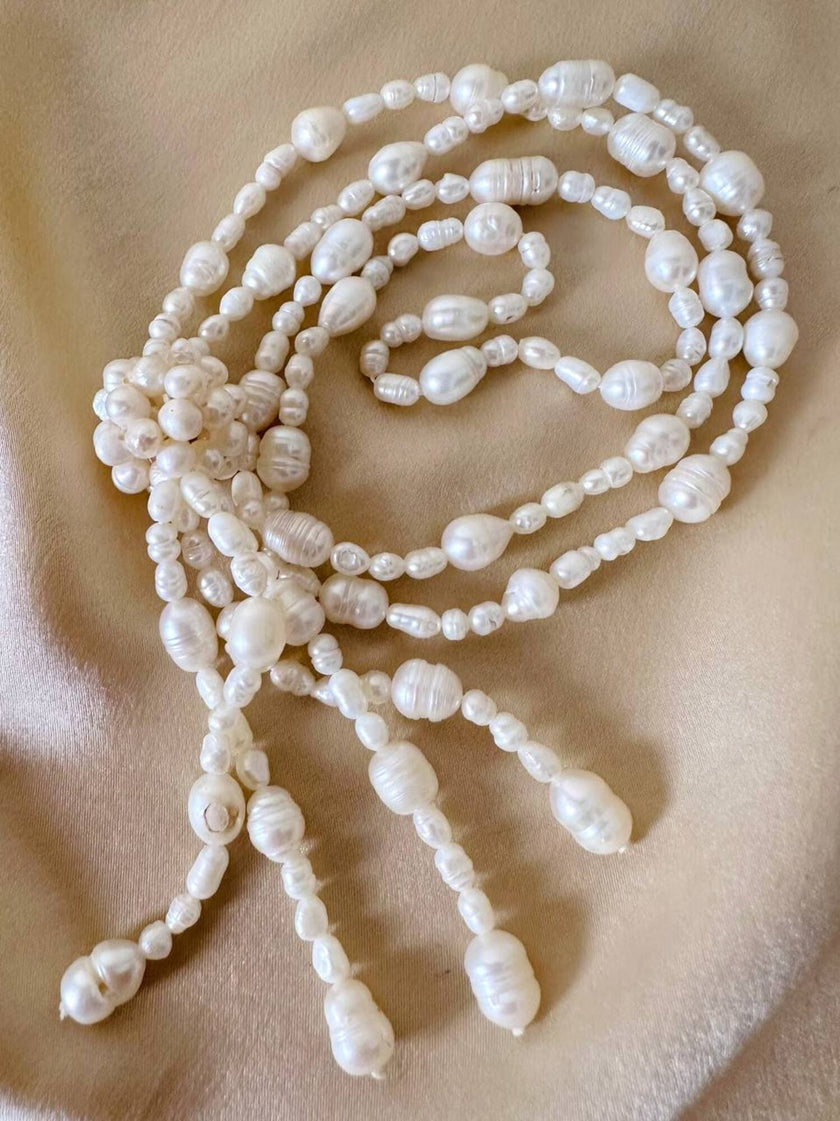 Collana lunga con nappa realizzata con perle naturali d’acqua dolce