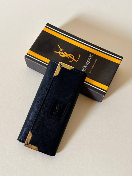 Portachiavi trifold Yves Saint Laurent in pelle nera con dettagli dorati e logo YSL a caldo