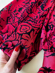 Blusa in chiffon devorè nero con damaschi in raso rosso/fucsia
