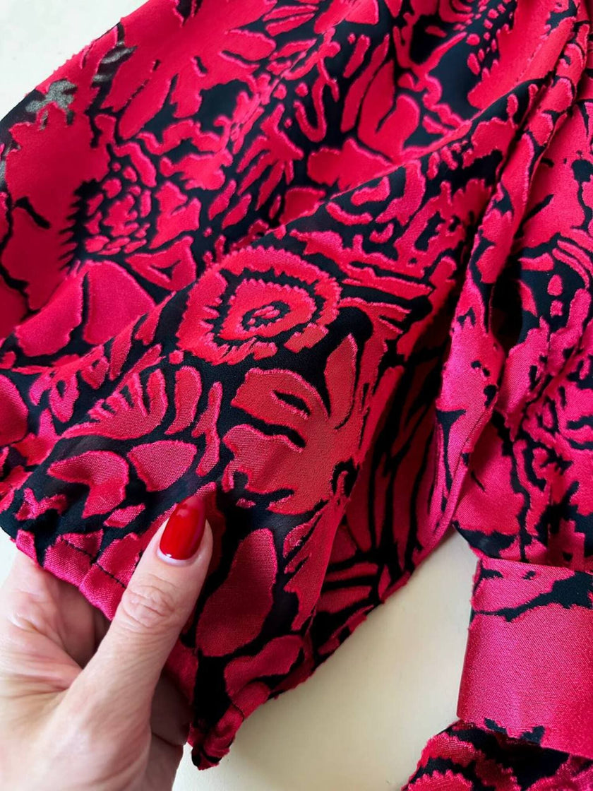 Blusa in chiffon devorè nero con damaschi in raso rosso/fucsia