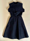 Abito sartoriale in shantung nero con bolero in coordinato
