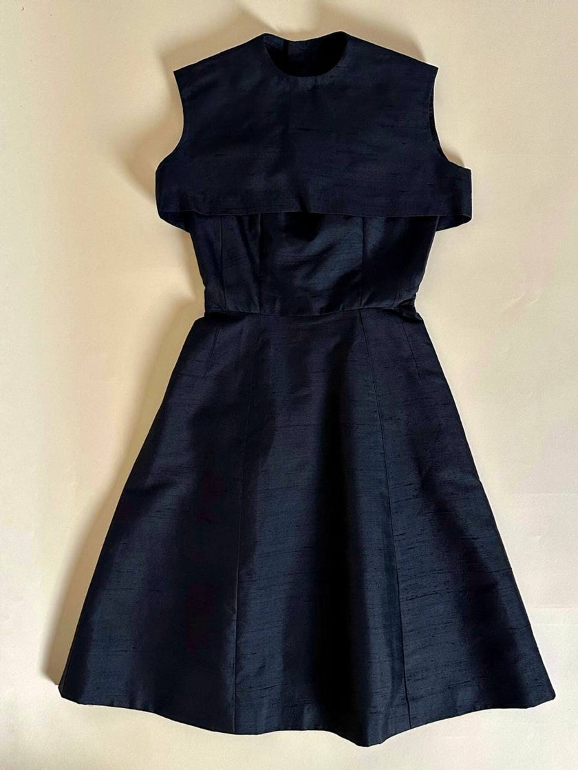 Abito sartoriale in shantung nero con bolero in coordinato