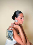 Parure composta da clip e mini bag in paillettes argento