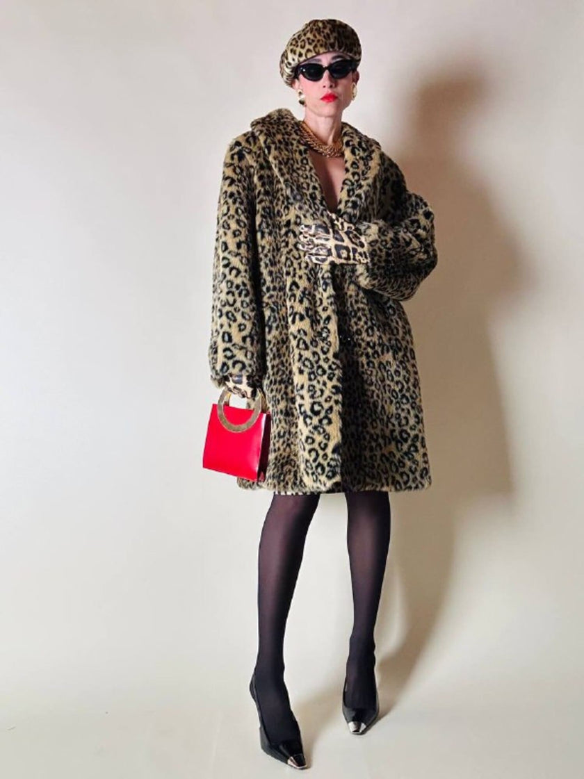 Eco pelliccia leopardata con maxi bottoni neri