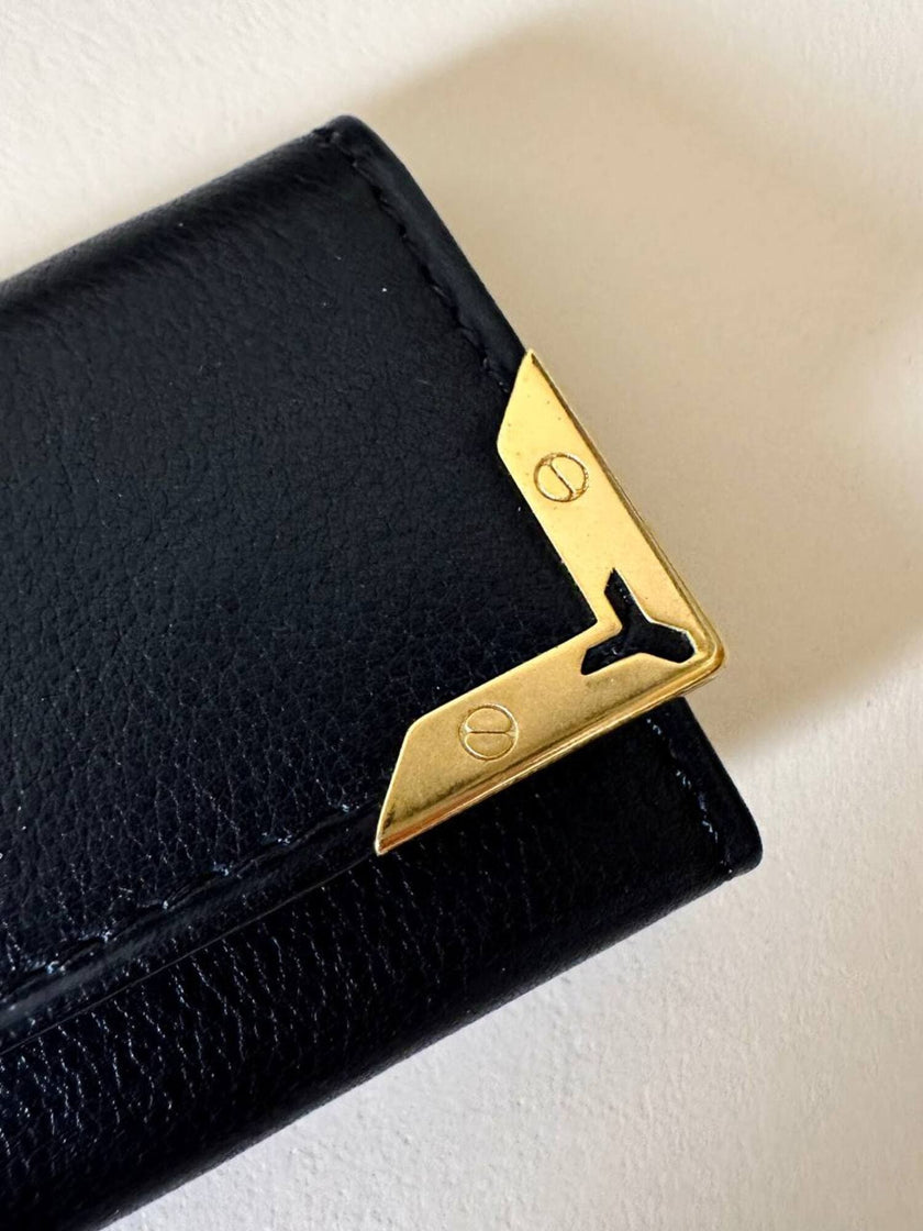 Porte-clés trifold Yves Saint Laurent en cuir noir avec détails dorés et logo YSL embossé