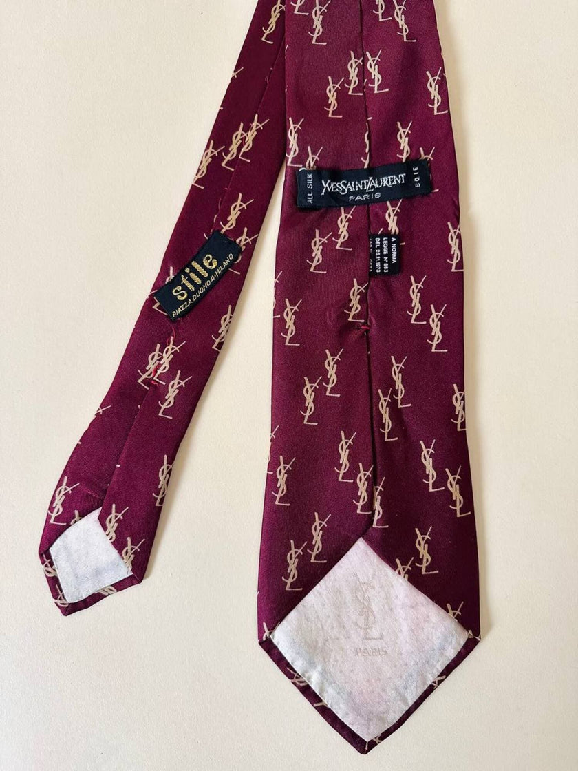 Cravatta Yves Saint Laurent in seta bordeaux con logo YSL beige allover