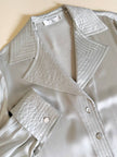 Camicia in raso di seta grigio perla con gemelli in madreperla “Valentino Garavani”