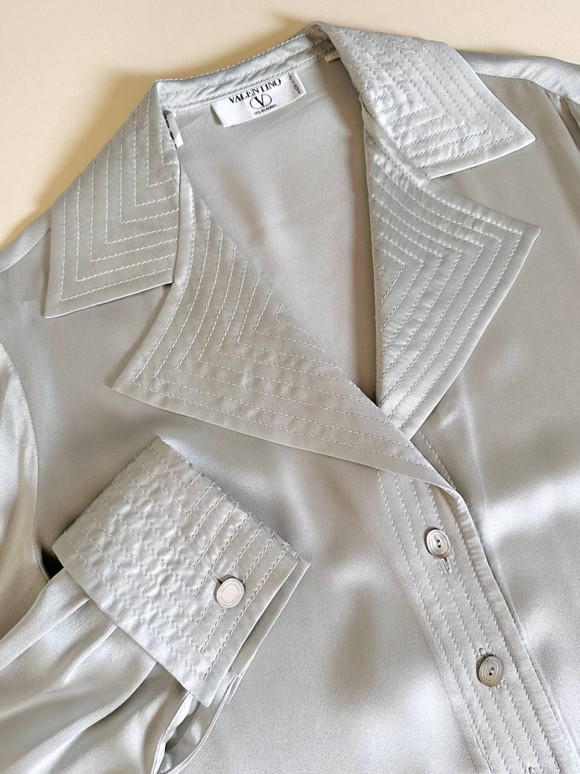 Camicia in raso di seta grigio perla con gemelli in madreperla “Valentino Garavani”