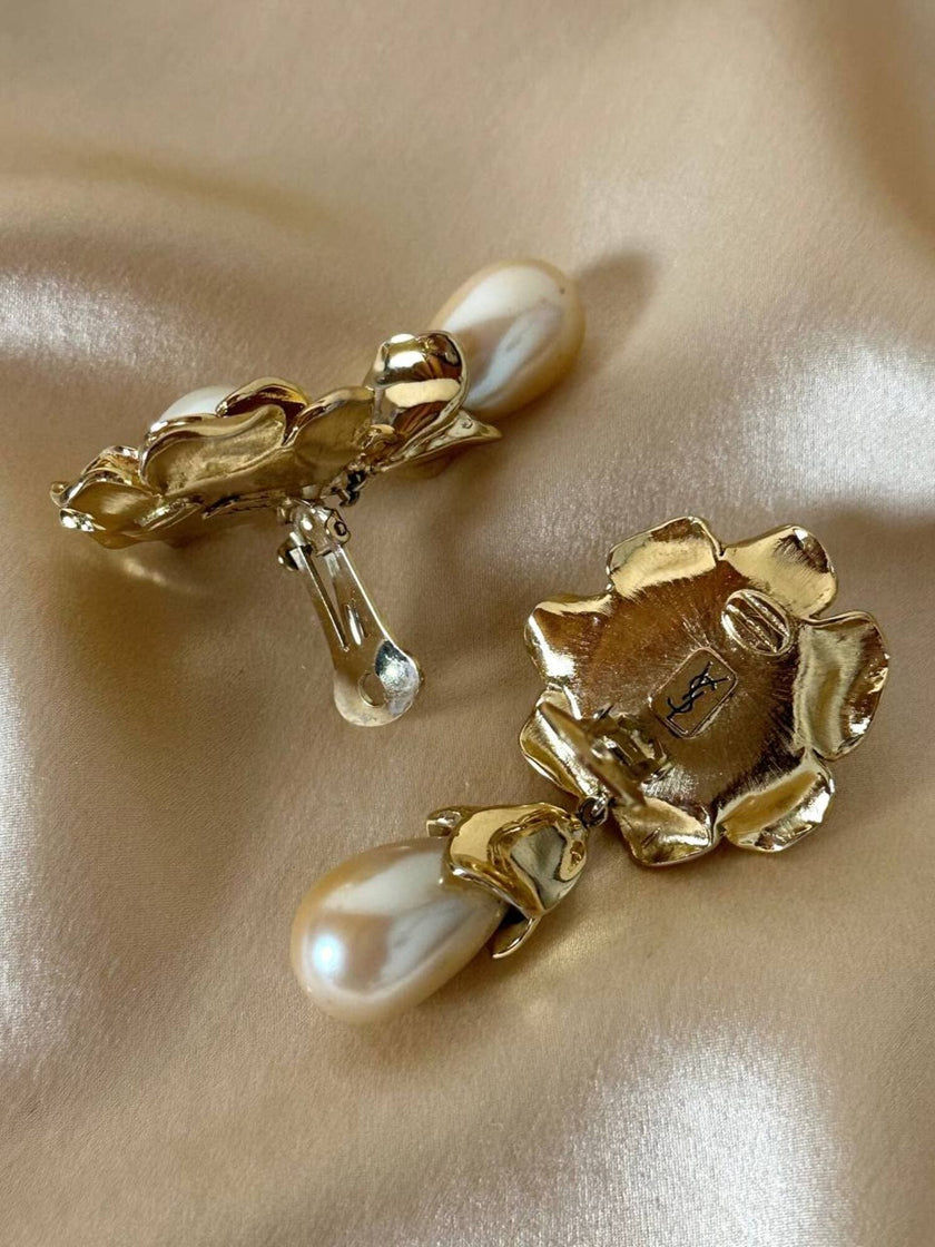 Clip dorate a forma di fiore con perle pendenti “Yves Saint Laurent”