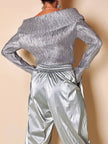 Maglia con spalle scoperte in tessuto micro plissè grigio argento
