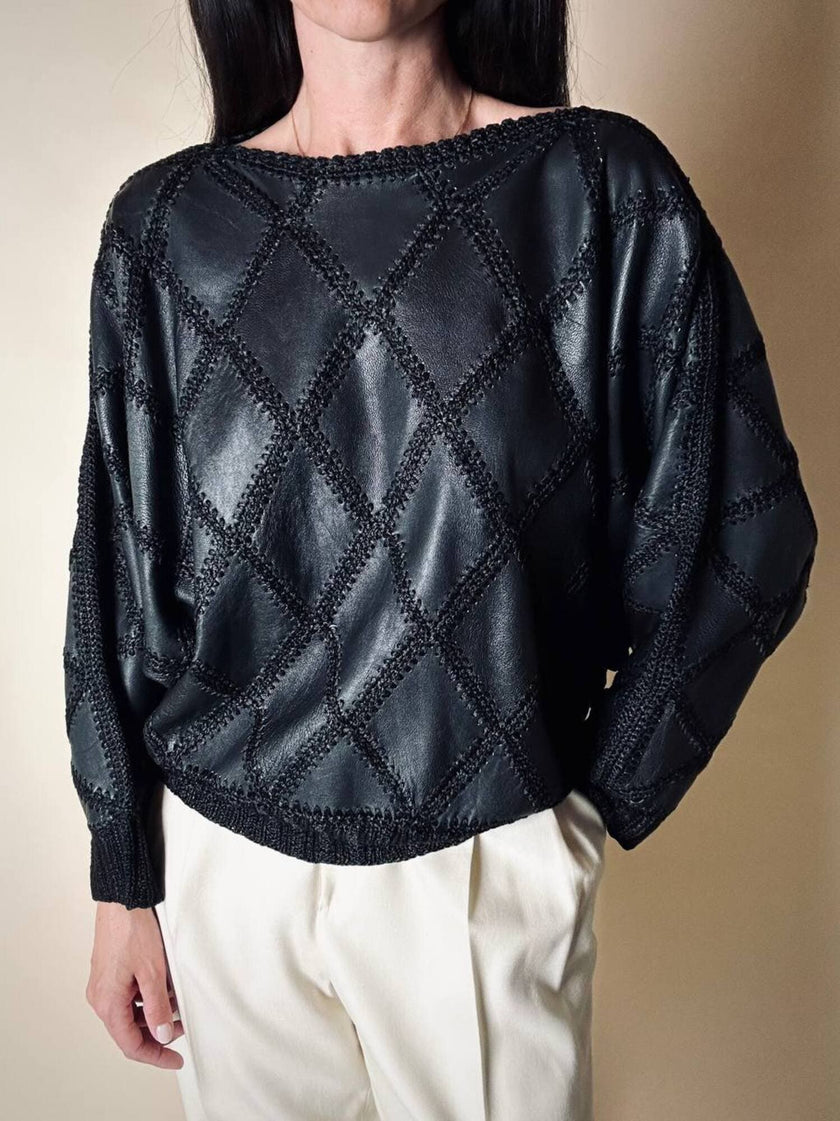 Blusa vintage in pelle nera patchwork con lavorazione crochet e maniche a pipistrello