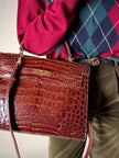 Borsa a trapezio in pelle di coccodrillo color cognac con tracolla e hardware oro Idra