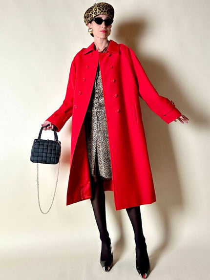 Cappotto rosso oversize con bottoni quadrati