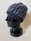 Cappello unisex in lana jacquard Fendi con logo allover