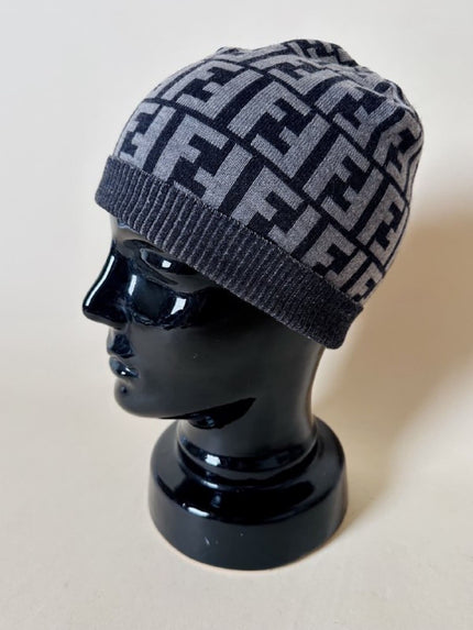 Cappello unisex in lana jacquard Fendi con logo allover
