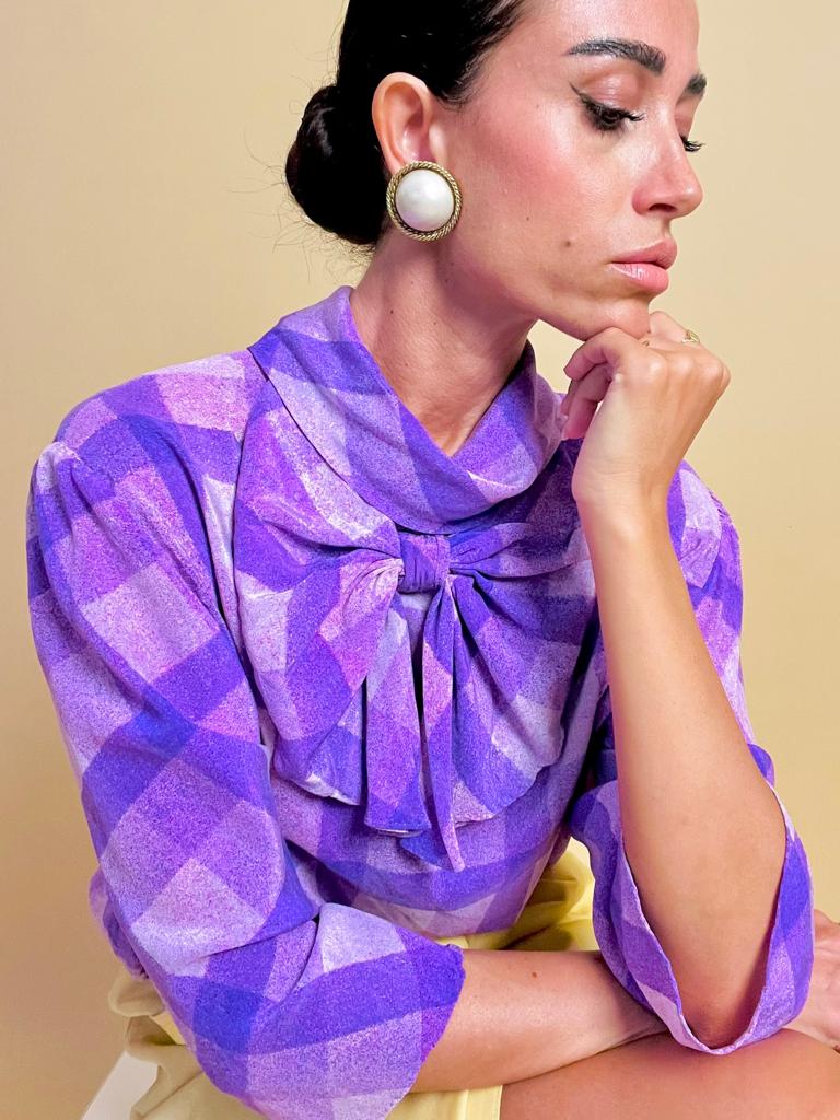 Blusa in seta lilla con maxi fiocco