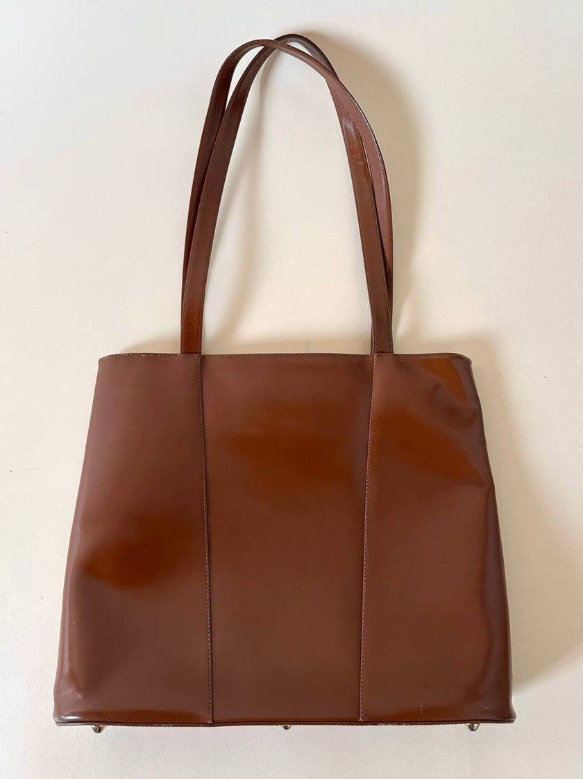 Borsa Yves Saint Laurent in pelle spazzolata color cuoio con accessorio gioiello
