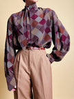 Bluse mit Schleifenkragen aus gemusterter Seide mit Rauten- und Hahnentritt-Details