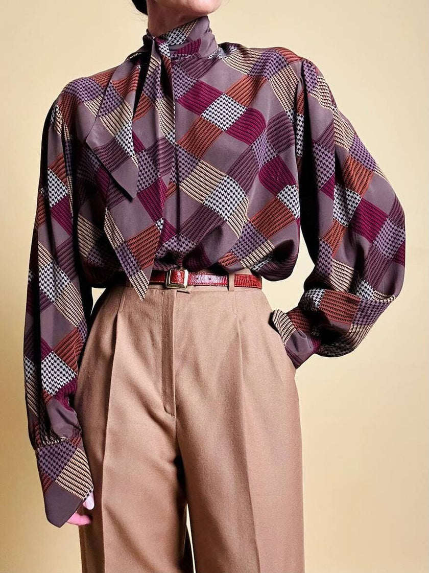 Bluse mit Schleifenkragen aus gemusterter Seide mit Rauten- und Hahnentritt-Details