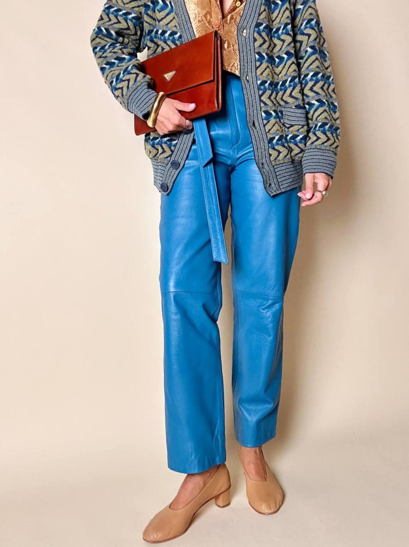Pantalon en cuir bleu céruléen taille haute avec ceinture assortie