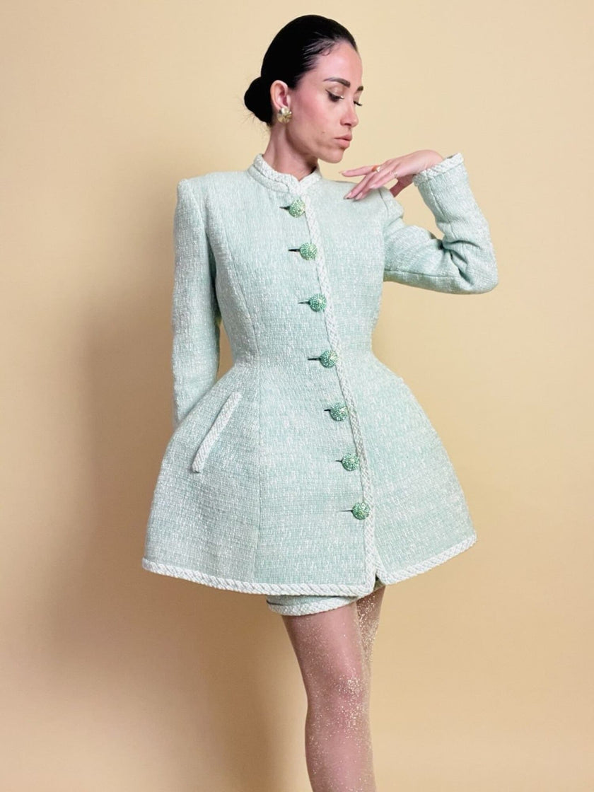 Tailleur sartoriale haute couture in tweed verde acqua marina con maxi bottoni gioiello
