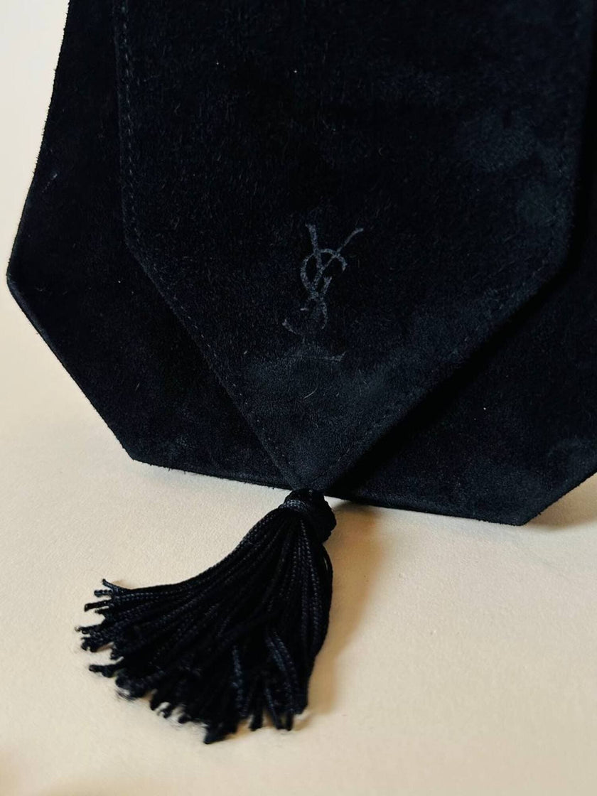 Hexagonaler Bandolier aus schwarzem Veloursleder mit „Yves Saint Laurent“ Couture-Quaste