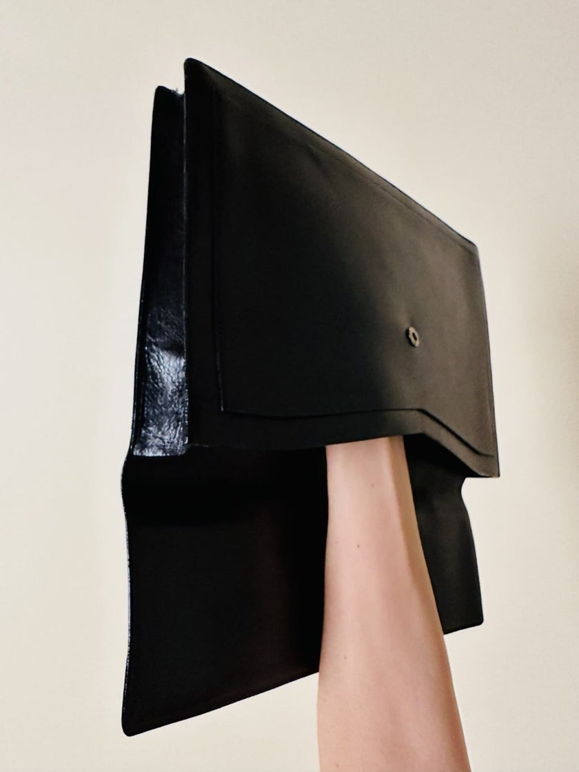 Pochette vintage Yves Saint Laurent in pelle nera con greca logata in rilievo